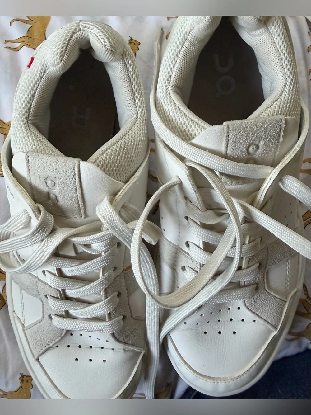 On Running On Cloud Women's The Roger Clubhouse Sneakers, size 8W/38